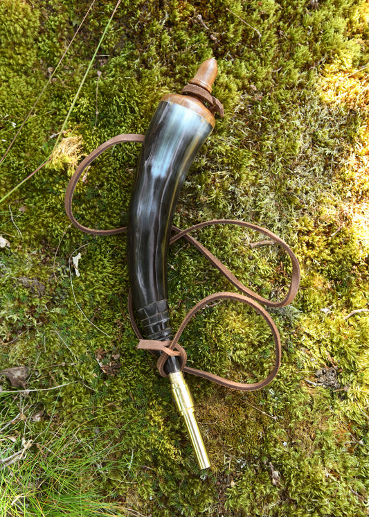 Pulverhorn mit Absperrhahn aus Messing und Lederband