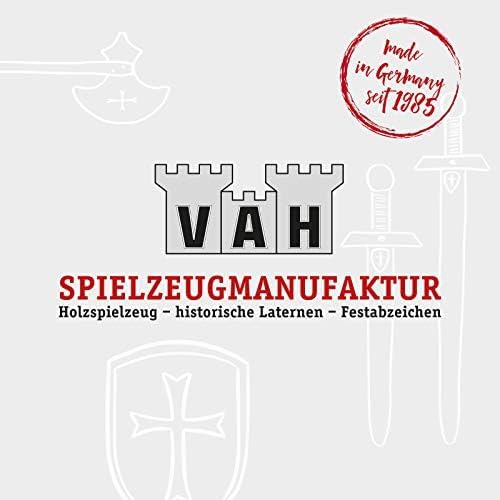 „Logo der Spielzeugmanufaktur VAH mit einer stilisierten Burgzinne und den Buchstaben ‚VAH‘ in Schwarz. Darunter steht in Rot ‚SPIELZEUGMANUFAKTUR‘ und in Schwarz ‚Holzspielzeug – historische Laternen – Festabzeichen‘. Rechts oben befindet sich ein roter Kreis mit der Aufschrift ‚made in Germany seit 1985‘. Im Hintergrund sind helle Umrisse von Schwert, Axt und Schild mit Kreuz zu sehen.