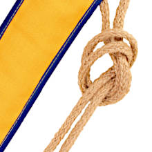 Nahaufnahme einer beigen Kordel mit Knoten neben dem gelben Rand einer Spielzeug-Schwertscheide mit blauer Umrandung.