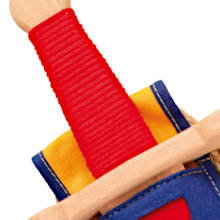 Nahaufnahme eines Holzgriffes mit rotem Griffband. Darunter ist eine bunte Schwertscheide in Blau und Gelb zu sehen, sowie eine helle Holzparierstange.