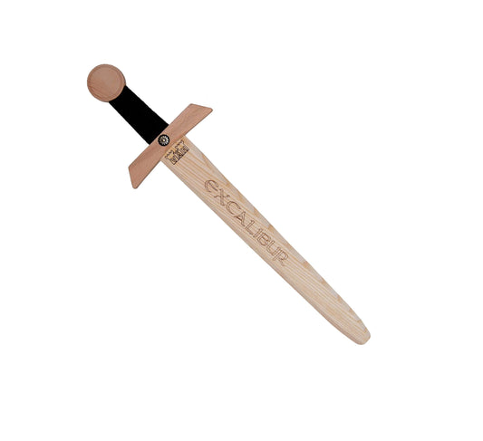 Holzschwert mit schwarzem Griff und Aufschrift „EXCALIBUR“ auf der Klinge, fotografiert freigestellt auf weißem Hintergrund.