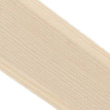 Helle, glatte Holzfläche mit feiner, gleichmäßiger Maserung, diagonal im Bildausschnitt verlaufend.