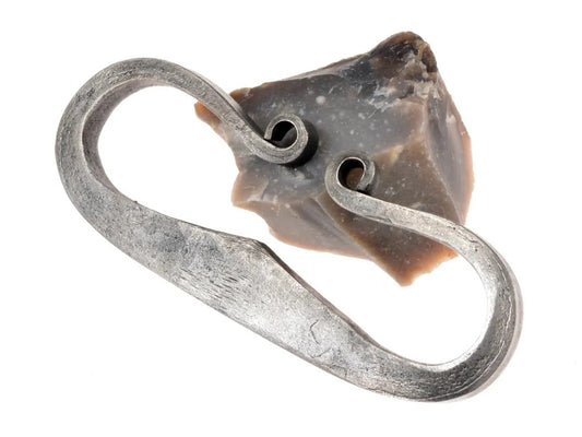 Traditioneller Feuerstahl mit geschmiedetem Haken-Design, zusammen mit einem Stück Feuerstein auf weißem Hintergrund.