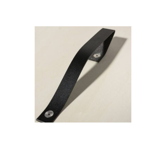 Rückseite eines hölzernen Spielzeugschilds mit schwarzem, leicht gebogenem Haltegriff aus Kunststoff, der mit zwei silberfarbenen Schrauben befestigt ist. Der Griff wirft einen Schatten auf das helle Holz.