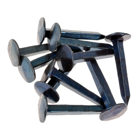 Zehn handgeschmiedete Nägel mit vierschlägigem Kopf auf weißem Hintergrund.