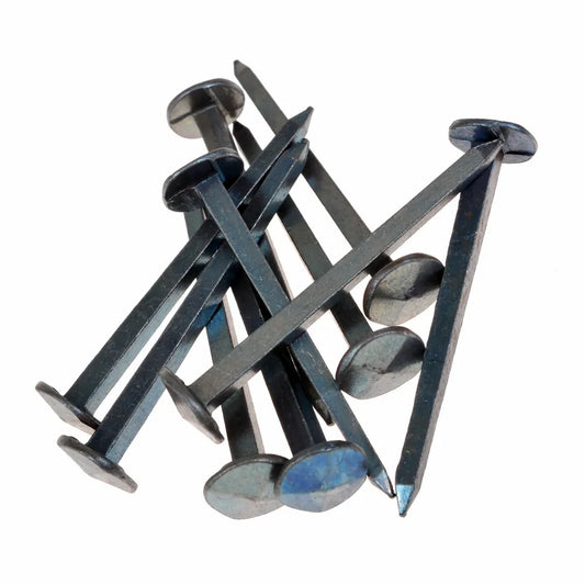 Zehn handgeschmiedete Nägel mit vierschlägigem Kopf auf weißem Hintergrund.