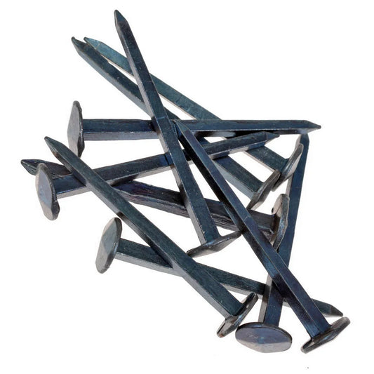 Zehn handgeschmiedete Nägel mit vierschlägigem Kopf auf weißem Hintergrund.