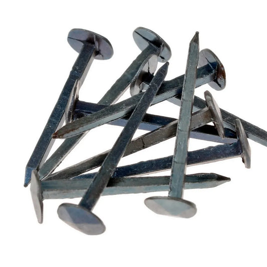 Zehn handgeschmiedete Nägel mit vierschlägigem Kopf auf weißem Hintergrund.