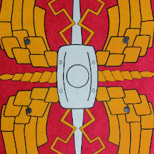 Scutum Alexius Stabiles, gebogenes Holz-Römer-Schild für den Legionär, Farbe: rot-Gold-grau