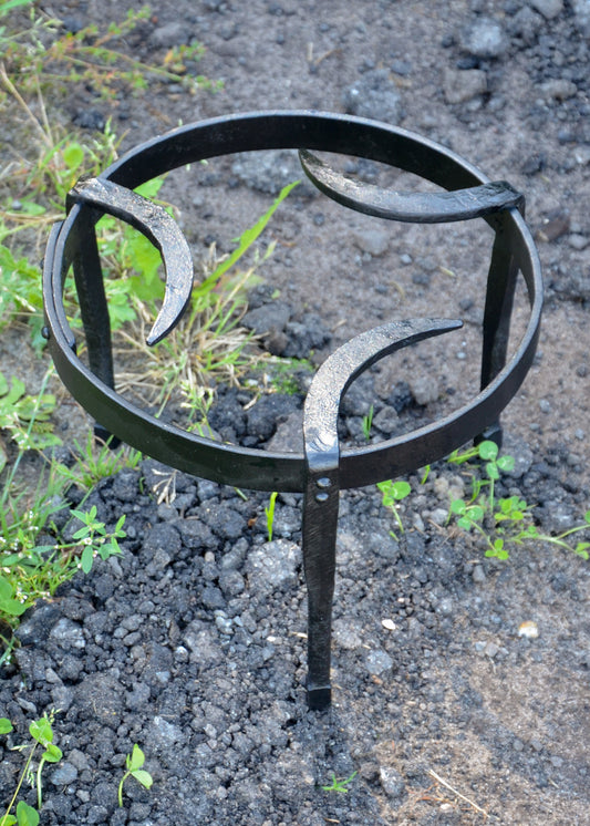Mittelalterliches Dreibein, Pfannenrost, geschmiedet aus Stahl,