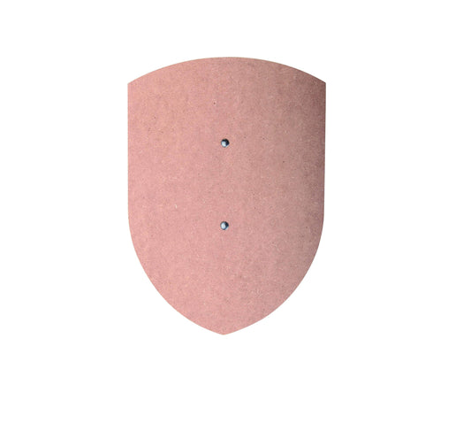 Unbemalter, tropfenförmiger Holzschild mit zwei sichtbaren Nägeln, vor weißem Hintergrund.