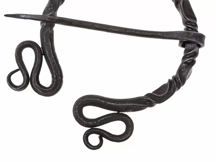 Römische Eisenfibel mit Schlangen-Enden