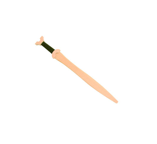 Holzschwert mit naturfarbener Klinge und dunkelgrün umwickeltem Griff in stilisierter Form, vor weißem Hintergrund.