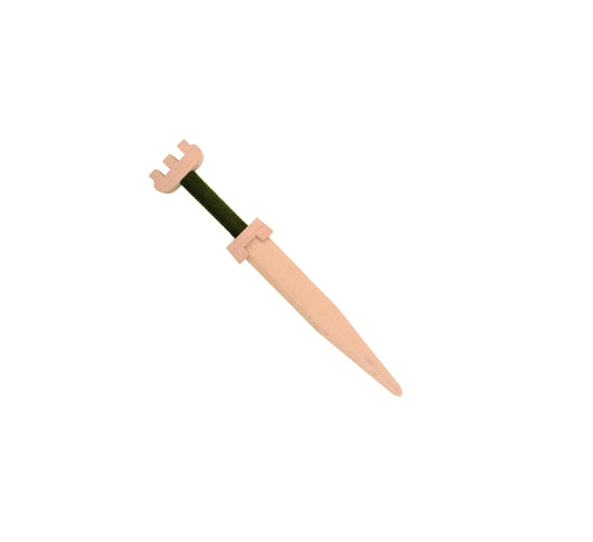 Holzspielzeug-Dolch mit grün umwickeltem Griff und stilisiertem Parier- und Knaufdesign in Form einer Zinnenkrone, gefertigt aus Holz.
