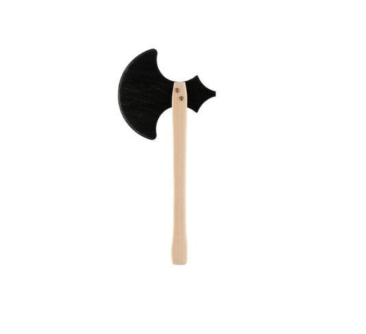 Schlichte Spielzeug-Holzaxt mit naturfarbenem Holzgriff und schwarz lackiertem Axtkopf. Die Axt liegt mittig auf weißem Hintergrund und ist vollständig sichtbar.