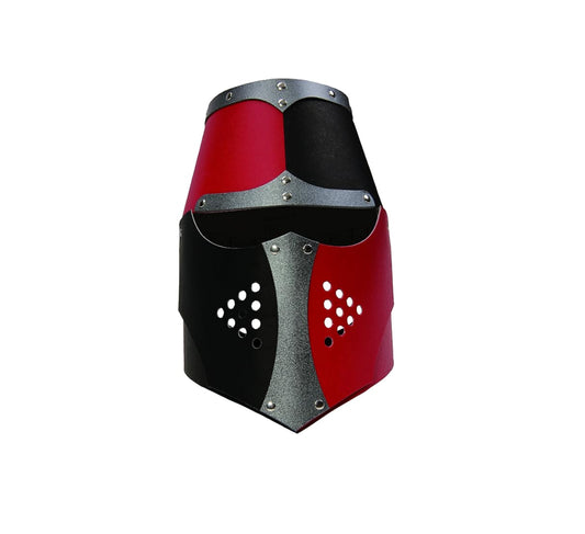 Kindgerechter Normannenhelm in den Farben Schwarz, Rot und Silber, mit dekorativen Nieten und Lüftungslöchern. Der Helm steht freigestellt auf weißem Hintergrund.