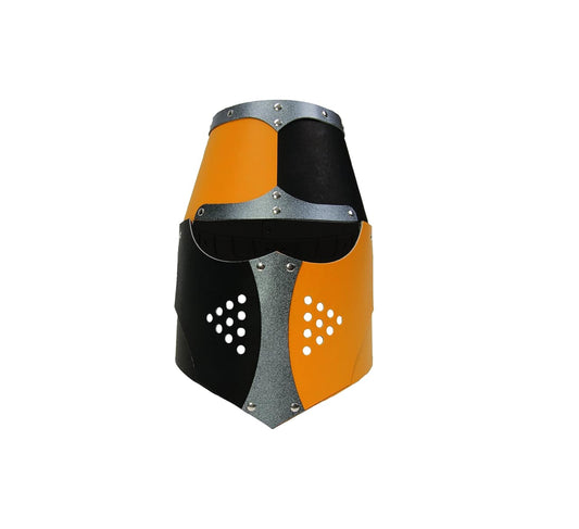 Ritterhelm in Schwarz, Orange und Silber. Der Helm ist vorne mittig mit silberfarbenen Elementen verstärkt und mit Nieten verziert. Links und rechts befinden sich je sechs runde Luftlöcher. Der Helm ist im Stil eines mittelalterlichen Topfhelms gestaltet.