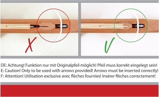 Zwei Nahaufnahmen einer hölzernen Spielzeugarmbrust zeigen den falschen (links, roter Kreis mit X) und richtigen (rechts, grüner Kreis mit Haken) Weg, wie ein Pfeil eingelegt werden muss. Darunter ein Warnhinweis auf Deutsch, Englisch und Französisch: Die Armbrust funktioniert nur mit den mitgelieferten Originalpfeilen, die korrekt eingelegt sein müssen.