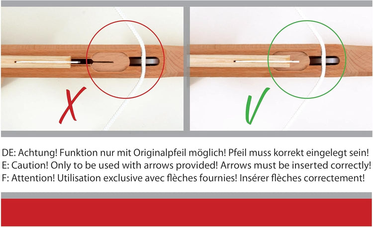 Zwei Nahaufnahmen einer hölzernen Spielzeugarmbrust zeigen den falschen (links, roter Kreis mit X) und richtigen (rechts, grüner Kreis mit Haken) Weg, wie ein Pfeil eingelegt werden muss. Darunter ein Warnhinweis auf Deutsch, Englisch und Französisch: Die Armbrust funktioniert nur mit den mitgelieferten Originalpfeilen, die korrekt eingelegt sein müssen.