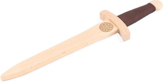 Holzschwert mit braun umwickeltem Griff, gerader Klinge und einem runden Ornament mit weißem Hintergrund.