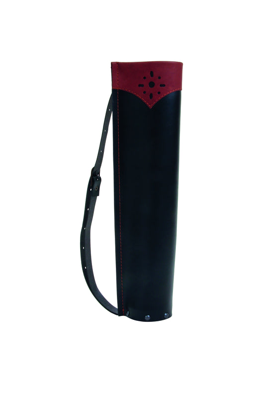 Schwarzer aus Echt- und Kunstleder Köcher mit rotem Zierabschluss und verstellbarem Trageriemen, geeignet für Pfeile.