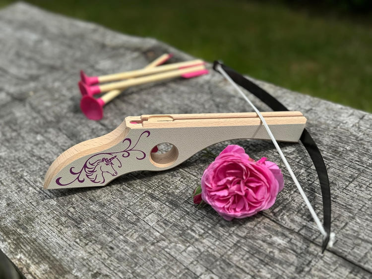 VAH - Stabile Prinzessinen Kinder-Armbrust aus Echtholz inkl. 3 Sicherheitspfeilen, farbenfroher Einhorn-Druck [Made in Germany | Stabile Ausführung aus Federstahl und Buche | Saugpfeile aus Kiefer]