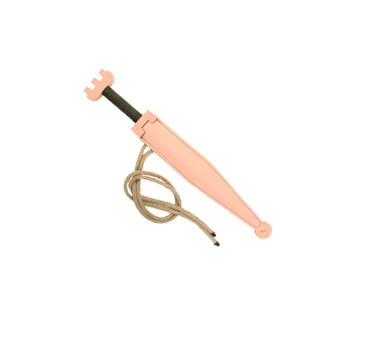 Holzspielzeug-Dolch mit grünem Griff in einer naturfarbenen Echtleder-Scheide mit Tragekordel, ideal für Kinderrollenspiele im Ritter- oder Mittelalterstil.