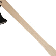 Teilansicht einer Spielzeug-Holzaxt. Der lange, naturbelassene Holzstiel ist vollständig sichtbar und führt zu einem schwarzen Axtkopf, der nur am oberen Rand angeschnitten zu sehen ist.