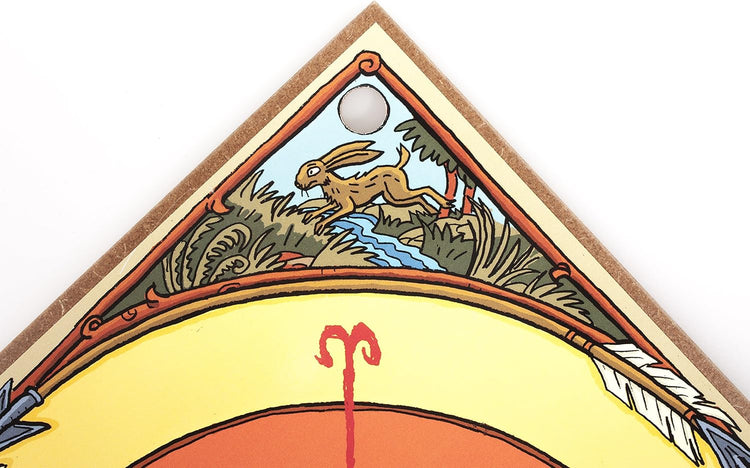 Nahaufnahme der oberen Ecke einer bunt illustrierten Zielscheibe mit einem gezeichneten Hasen, der über einen Bach springt, umgeben von Bäumen und Pflanzen.