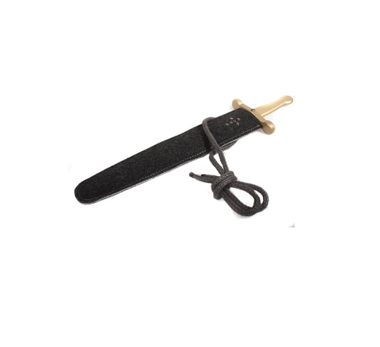 Holzspielzeug-Schwert mit bronzefarbenem Griff in einer schwarzen Filzscheide mit heller Ziernaht, Kreuznieten und dunkelgrauer Tragekordel mit Knoten, auf weißem Hintergrund liegend.
