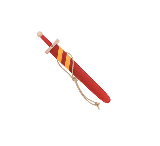 Holzspielzeug-Schwert mit rotem Griffband und heller Parierstange in einer roten Scheide mit diagonalen gelben Streifen und beiger Tragekordel, auf weißem Hintergrund.