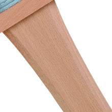 Detailansicht einer Holzschwertklinge aus hellem, unbehandeltem Holz mit glatter Oberfläche. Der obere Teil der Klinge ist an den Griff mit hellblauer Kordelumwicklung angeschlossen.