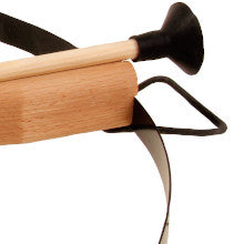 Teilansicht einer Armbrust mit Holzschaft, schwarzem Fußbügel und gespannter Sehne, vor weißem Hintergrund.