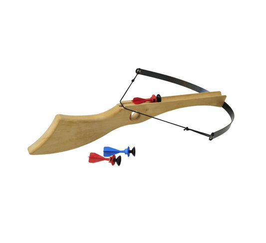 Holzspielzeug-Armbrust mit aufgespanntem Gummiband und eingelegtem Pfeil mit Saugnapf, daneben zwei weitere Pfeile in Rot und Blau.