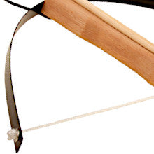  Nahaufnahme eines Teils einer Spielzeugarmbrust aus Holz mit schwarzem Bogen und weißer Bogensehne.