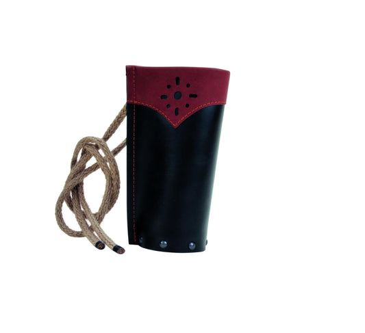 Kleiner Pfeilköcher aus schwarzem und rotem Leder mit Zierschnittmuster und angenähter Kordel.