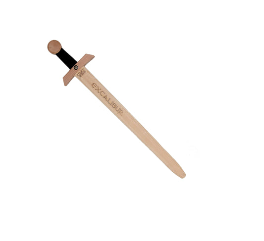 Holzschwert mit schwarzem Griff und Aufschrift „EXCALIBUR“ auf der Klinge, fotografiert freigestellt auf weißem Hintergrund.