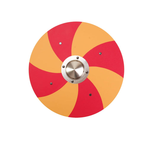 Runder Spielzeugschild mit rot-gelben Spiralsegmenten. In der Mitte ein silberfarbener Schildbuckel mit Schrauben befestigt.
