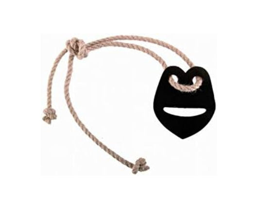 Schleuder aus heller Kordel mit schwarzem Leder- oder Kunststoffbeutel. Zwei Knoten an den Enden der Seile, Schlitze im Wurfbeutel zur Aufnahme des Wurfgeschosses.